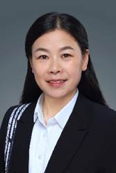 穿着西装的小孩描述已自动生成 穿着西装的小孩描述已自动生成